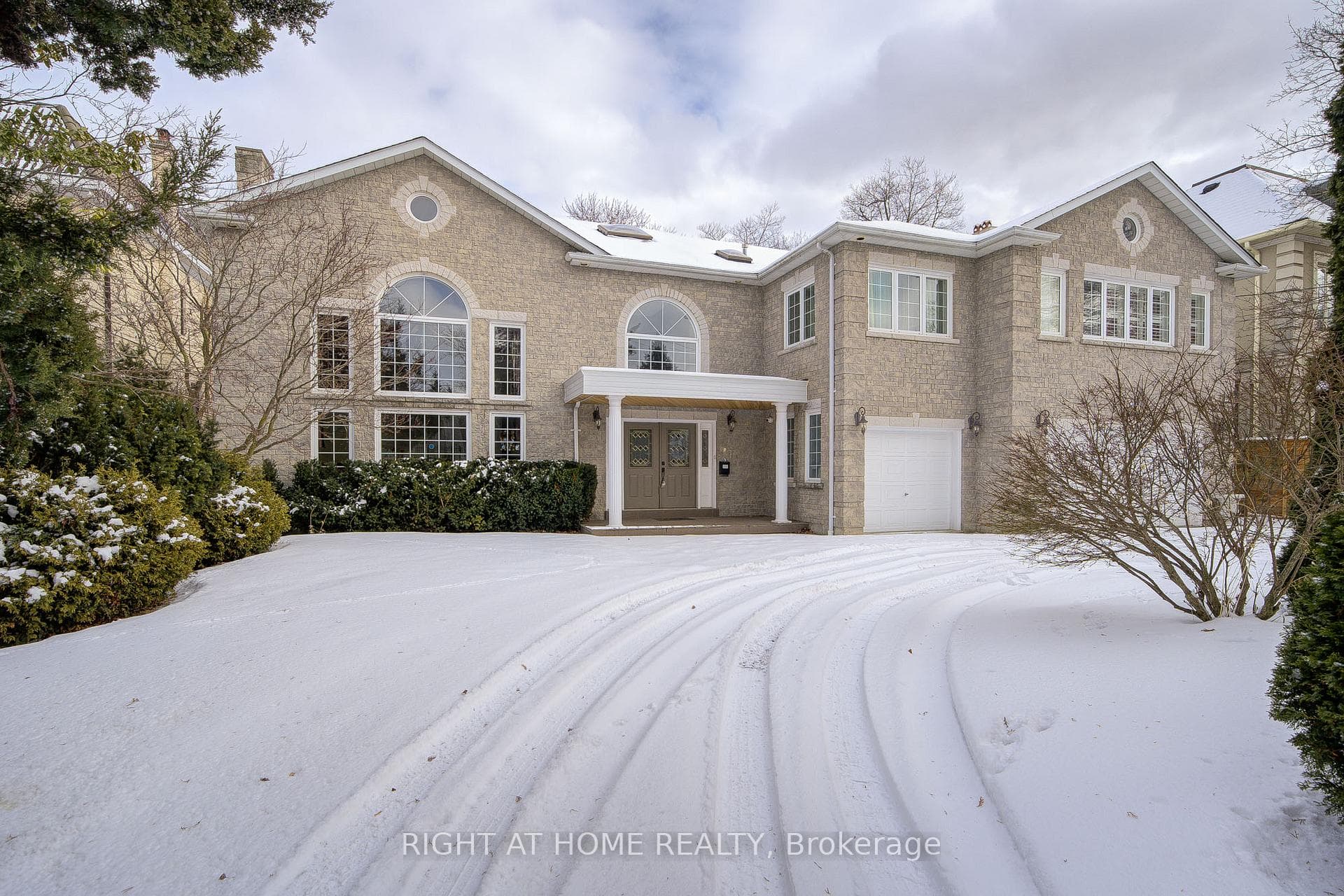 49 Arjay Crescent, Toronto, ON M2L 1C6