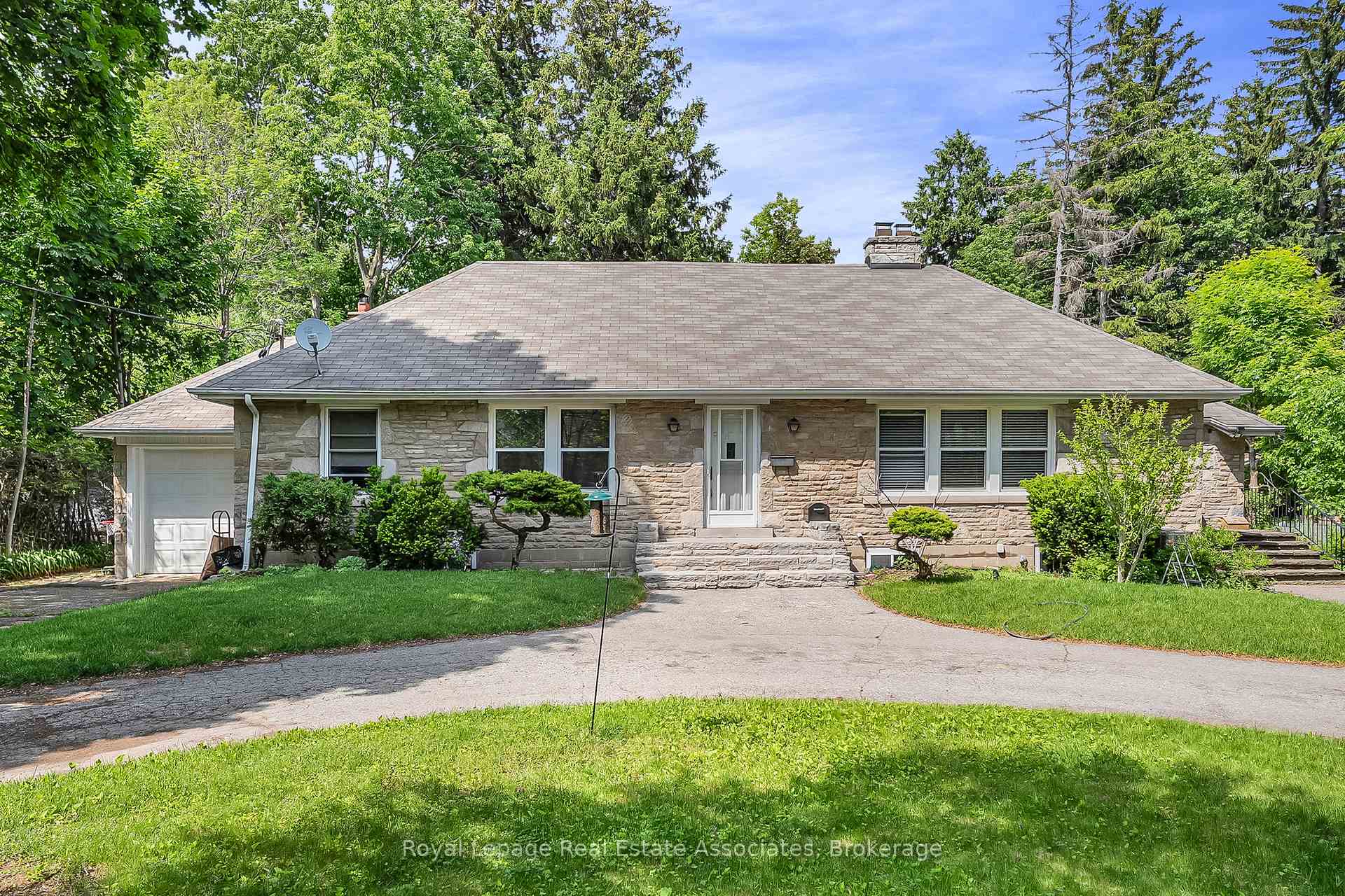 11 Ben Machree Drive, Mississauga, ON L5H 2S2, Mississauga — photo 1