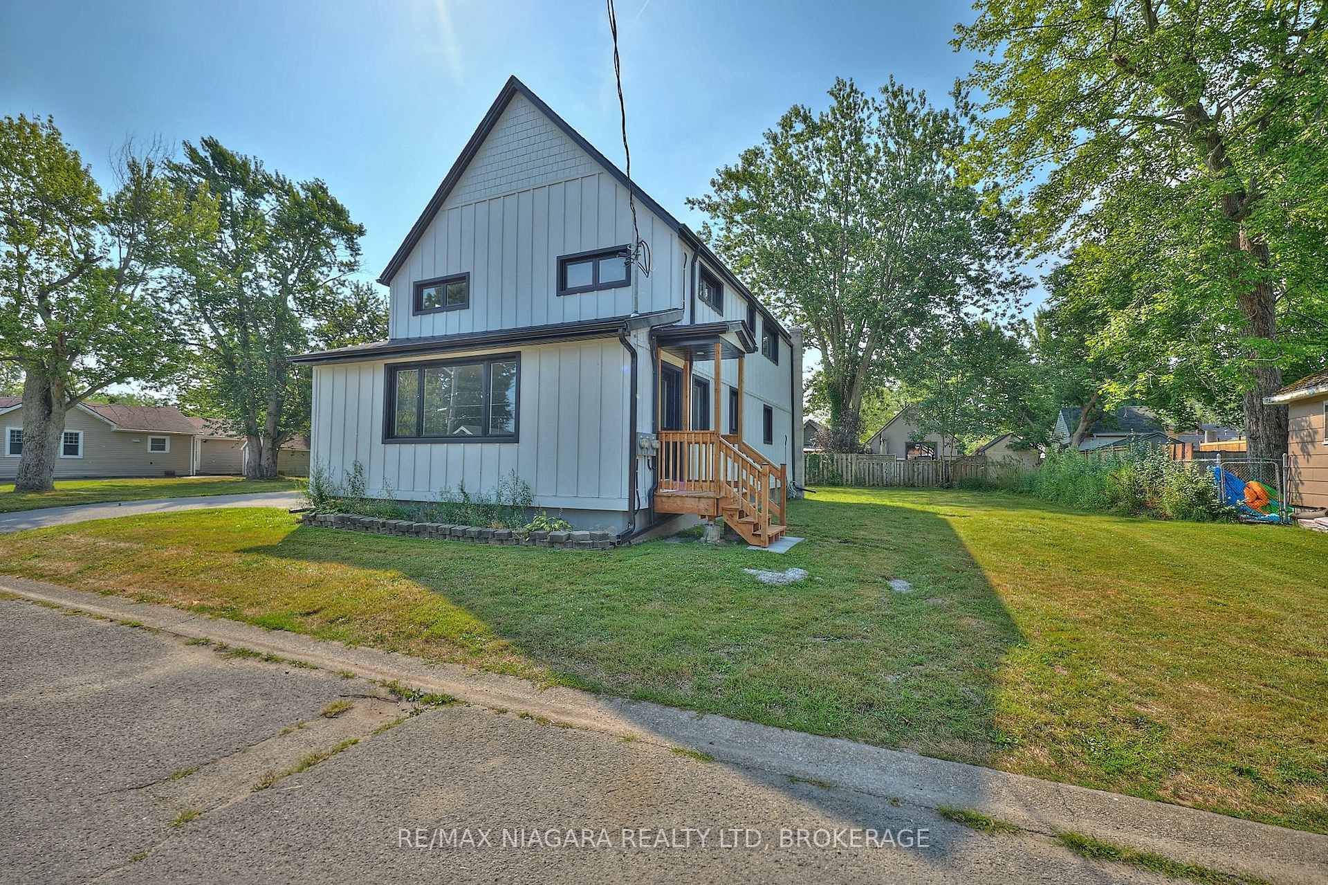 19 Maccabee Avenue Lower, Fort Erie, ON L2A 1C7, Fort Erie — photo 1