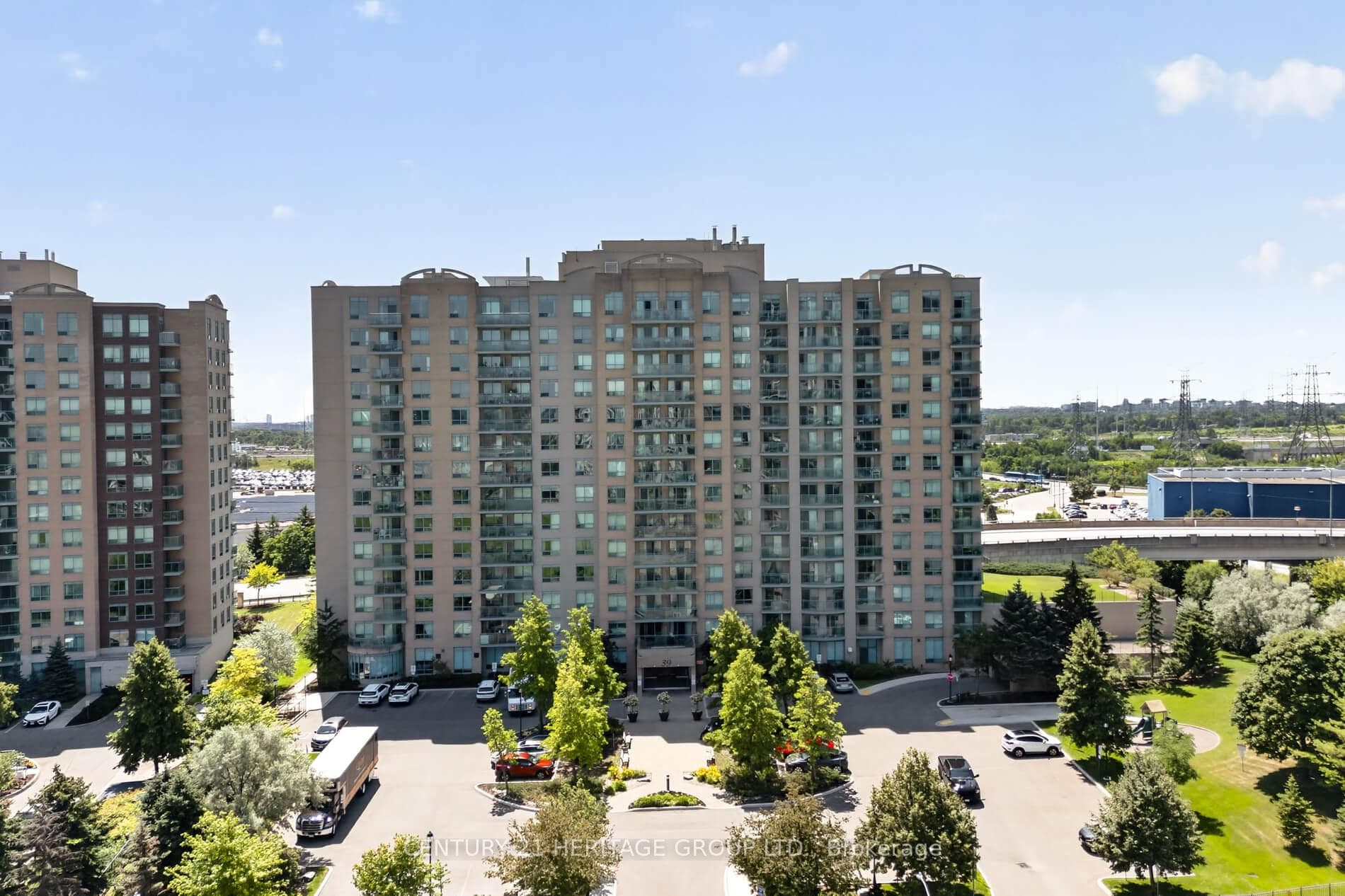 39 Oneida Crescent 1017, Richmond Hill, ON L4B 4T9, Richmond Hill — photo 1
