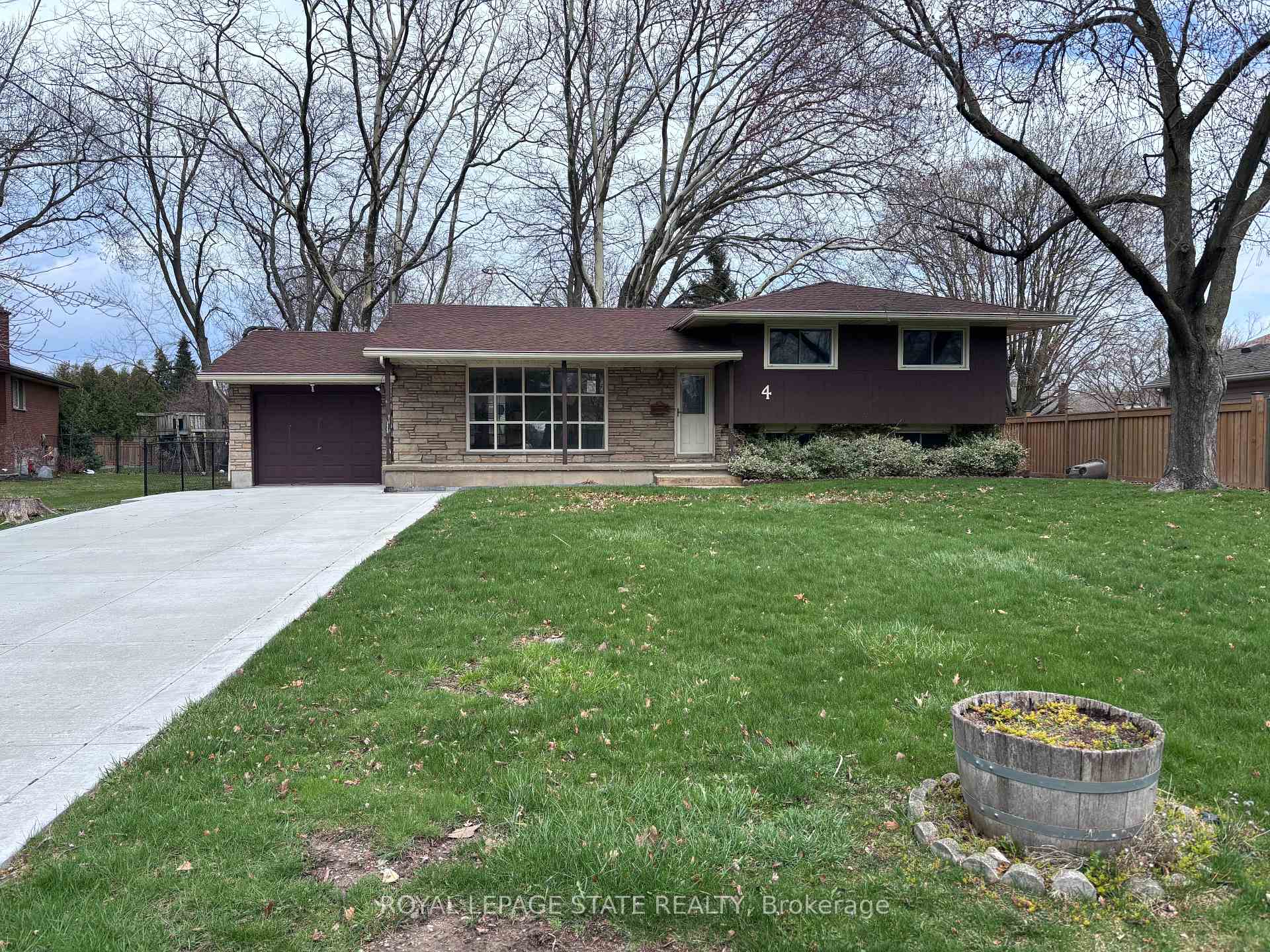 4 Beechwood Court, St. Catharines, ON L2N 3H7, St. Catharines — photo 1