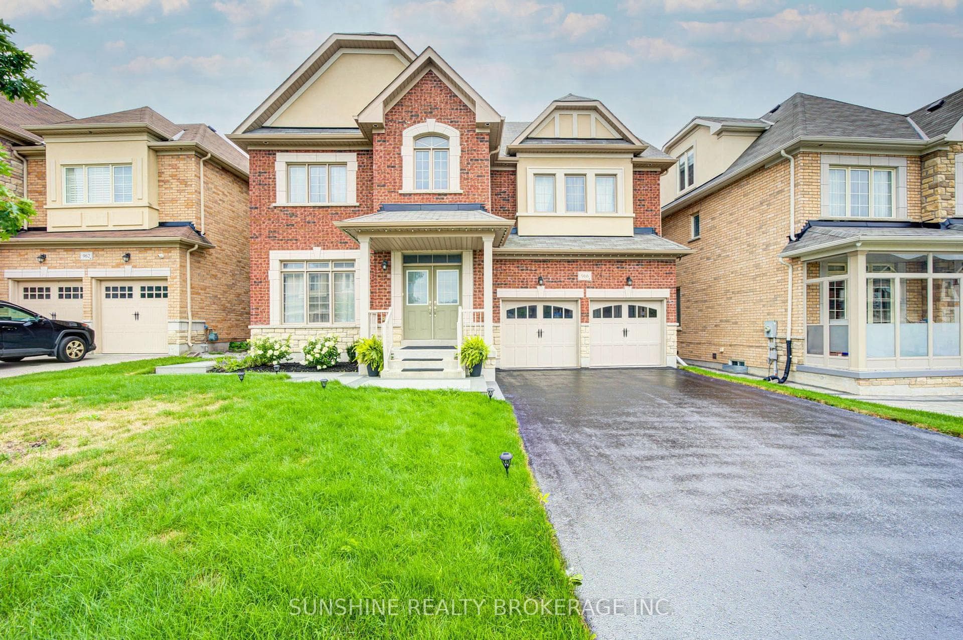 966 Sherman Brock Circle, Newmarket, ON L3X 0G7, Newmarket — photo 1